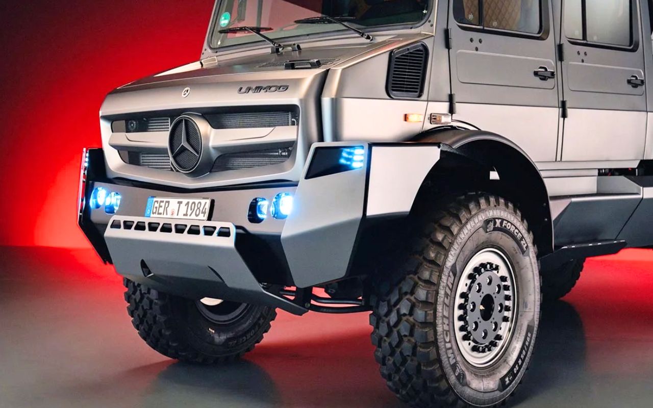 This almost military-grade 4x4 with its 300 hp 6-cylinder Mercedes engine is the only one capable of overshadowing the legendary G-Class.