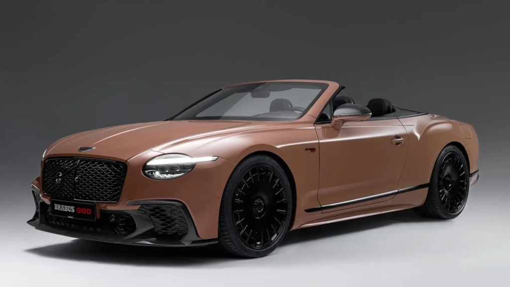 In its convertible version, the Brabus 900 retains all its visual aggression. The front end features a massive black grille, carbon fiber aerodynamic elements, and a distinctive lighting signature. With the top down, it combines performance and open-air elegance. © Brabus