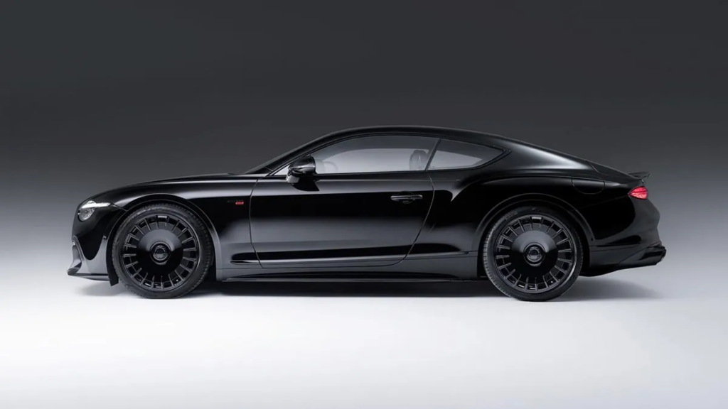 The Brabus 900 retains the majestic lines of the Continental GT, while enhancing its stance with a lowered suspension and 22-inch monoblock wheels. The overall effect evokes power, elegance, and exclusivity. © Brabus