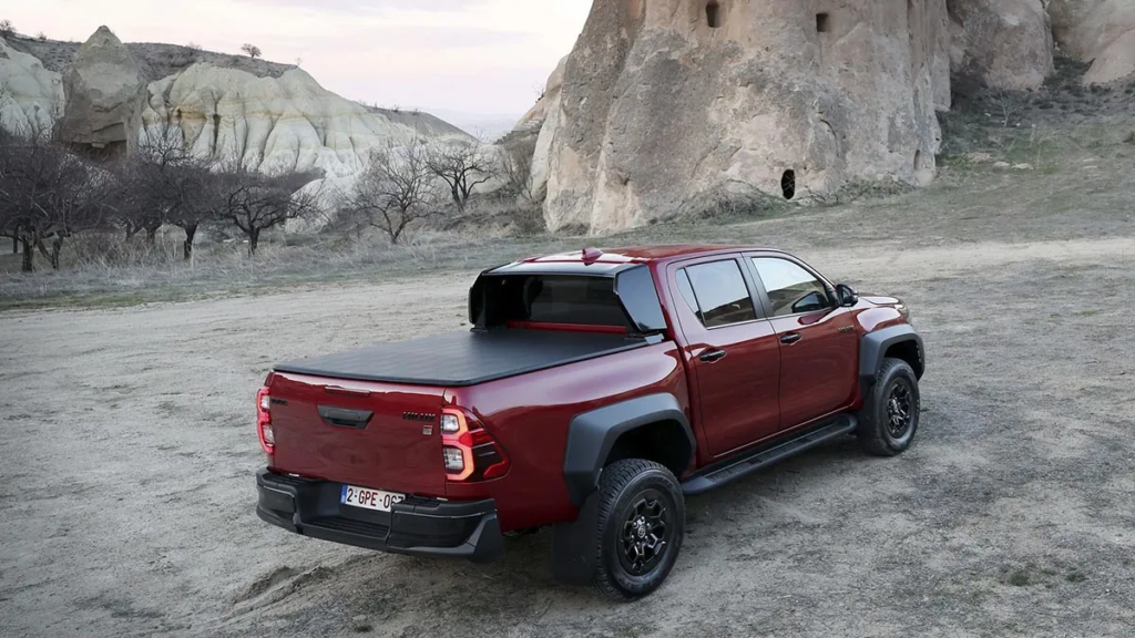 At the rear, the Hilux retains its utilitarian robustness with a functional bed, while integrating modern LED lights and an athletic design
