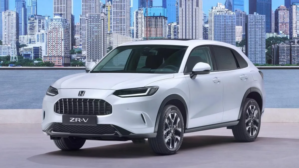 The front of the ZR-V is distinguished by a wide black grille, a slim lighting signature, and a clean, minimalist bumper. This design expresses understated elegance and efficiency without unnecessary visual embellishments. © Honda