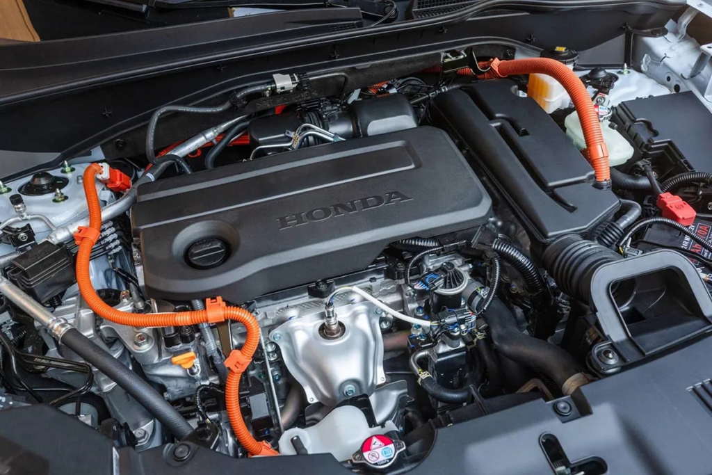 The Honda ZR-V is equipped with an e:HEV hybrid system combining a 2.0-liter Atkinson-cycle gasoline engine and a compact electric motor. This powertrain delivers 184 hp and operates without external charging. The configuration allows for a seamless transition between driving modes (electric, hybrid, gasoline) while maintaining average fuel consumption of around 5.7 L/100 km. © Honda