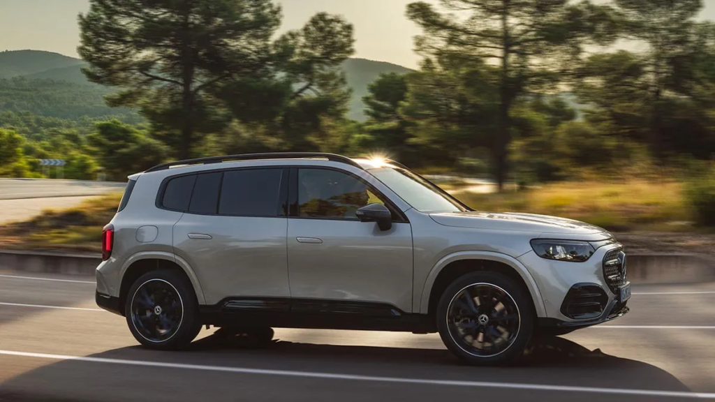 The profile of the new 2026 GLB highlights its wider silhouette, longer rear doors, and raised seating position. The style remains understatedly prestigious, with evolved proportions that enhance its presence without adding bulk. © Mercedes-Benz