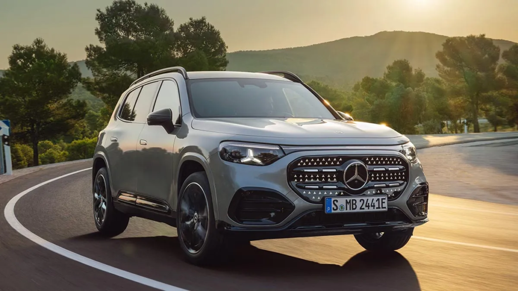 The front of the GLB features a new, more refined LED lighting signature and a wider grille incorporating the Mercedes-Benz star logo in the center. The bumper has been redesigned for better integration of the ADAS sensors. © Mercedes-Benz