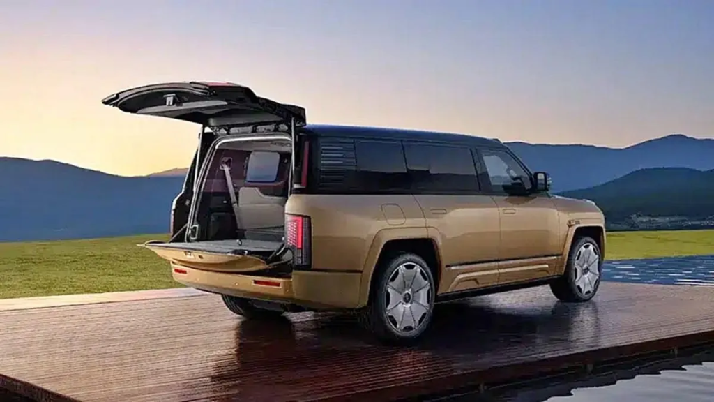 At the rear, the Yangwang U8L features an elongated light signature and a pronounced vertical tail, characteristics of the cubic design claimed by this premium behemoth. © BYD