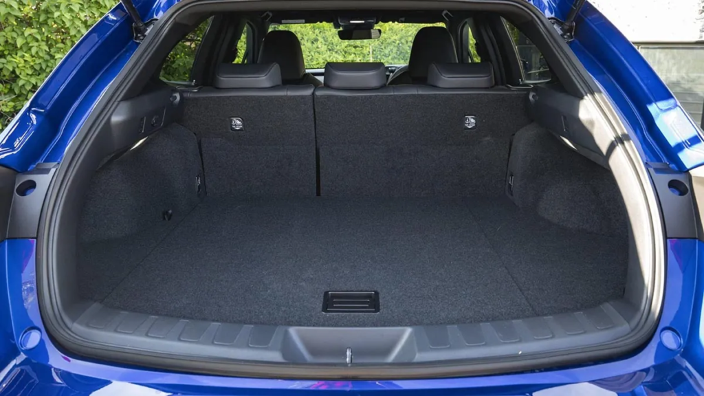 The 2026 UX's trunk offers a volume of 320 to 400 liters depending on the version, sufficient for everyday needs, with a relatively low loading sill. © Lexus