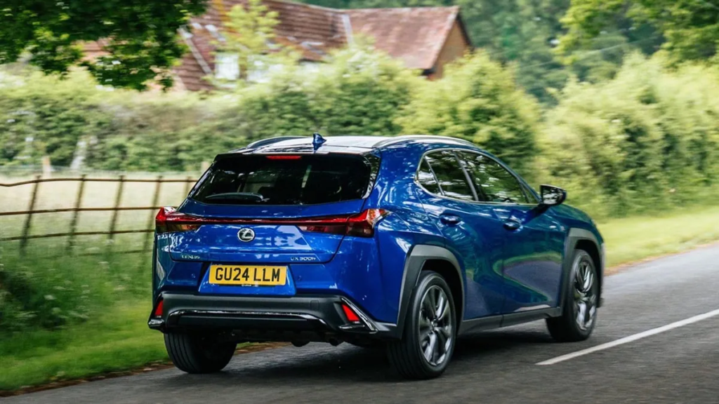 The rear of the 2026 UX is distinguished by a horizontal light bar that reinforces the SUV's visual presence, while the tailgate lines maintain good access to the trunk. © Lexus