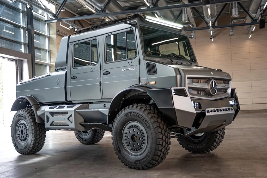The front of the 4030 blends robustness and modernity with its integrated LED headlights, reinforced bumpers, enlarged air intake, and functional grille. © Mercedes-Benz Special Trucks