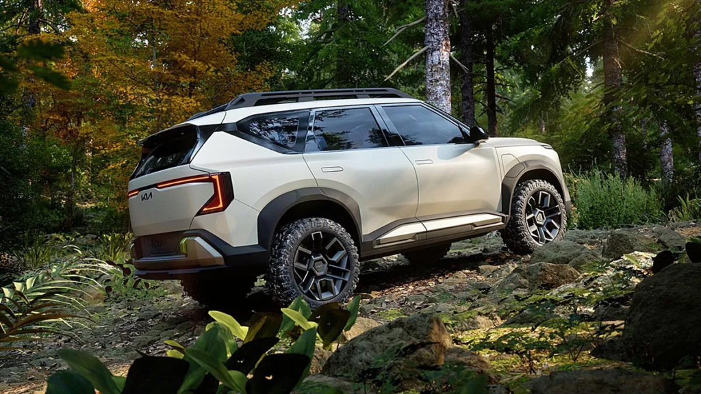 The Kia EV5 stands out with its assertive silhouette, taut lines, and a profile typical of modern compact SUVs. Its dedicated electric platform optimizes interior space. © Kia