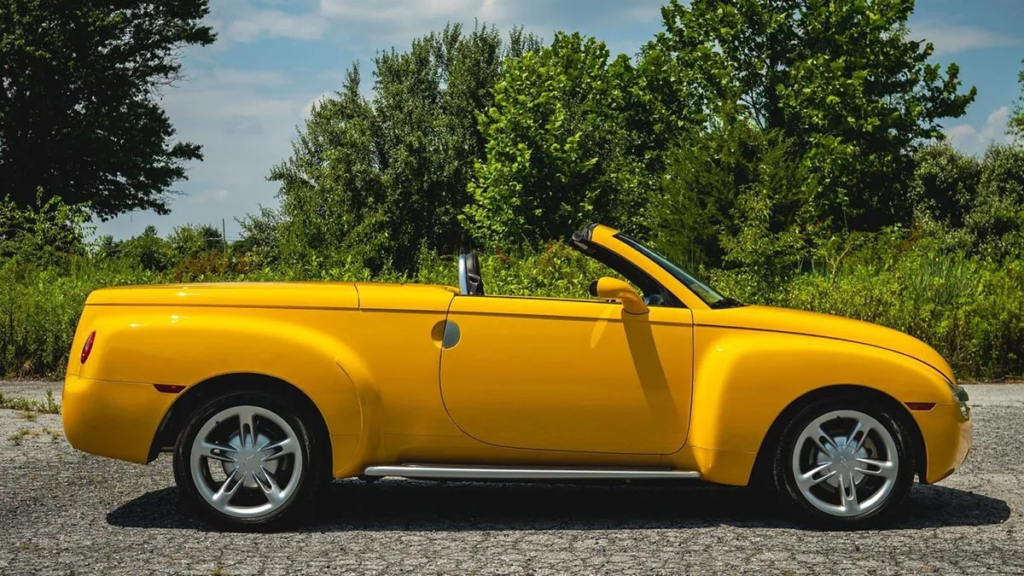 Neo-retro profile of the Chevrolet SSR, with sculpted fenders, chrome wheels, and a unique design. © Chevrolet