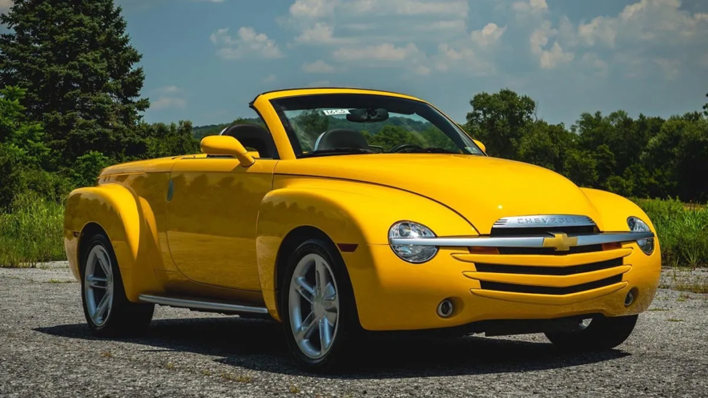 The SSR's styling evokes 1950s Chevrolet pickup trucks, modernized with round headlights and a closed grille. © Chevrolet