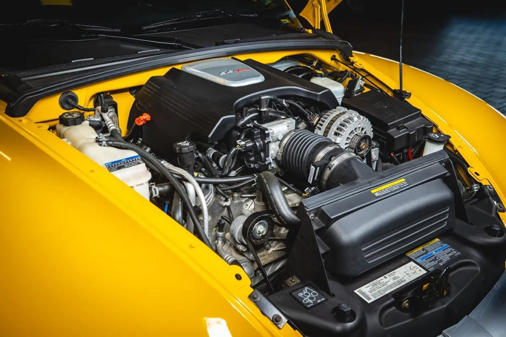 The 6.0-liter LS2 V8 engine powered the Chevrolet SSR starting in 2005, producing 395 hp and delivering a distinctly American soundtrack. This engine, derived from the Corvette, offered performance worthy of a muscle car. © Chevrolet