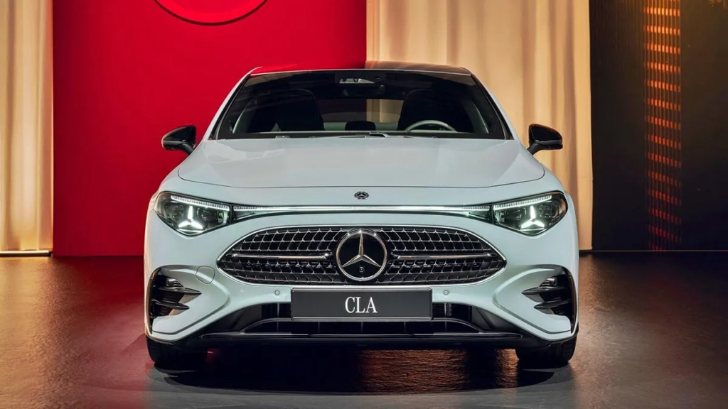 The front of the CLA is distinguished by its redesigned grille and slimmer LED headlights, while retaining the elegance of the Mercedes compact range. © Mercedes-Benz