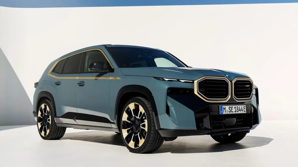 At the front, the XM impresses with its double illuminated grille, framed by slim, two-tiered headlights. The extensively vented bumper and sculpted hood reinforce its aggressive character. © BMW