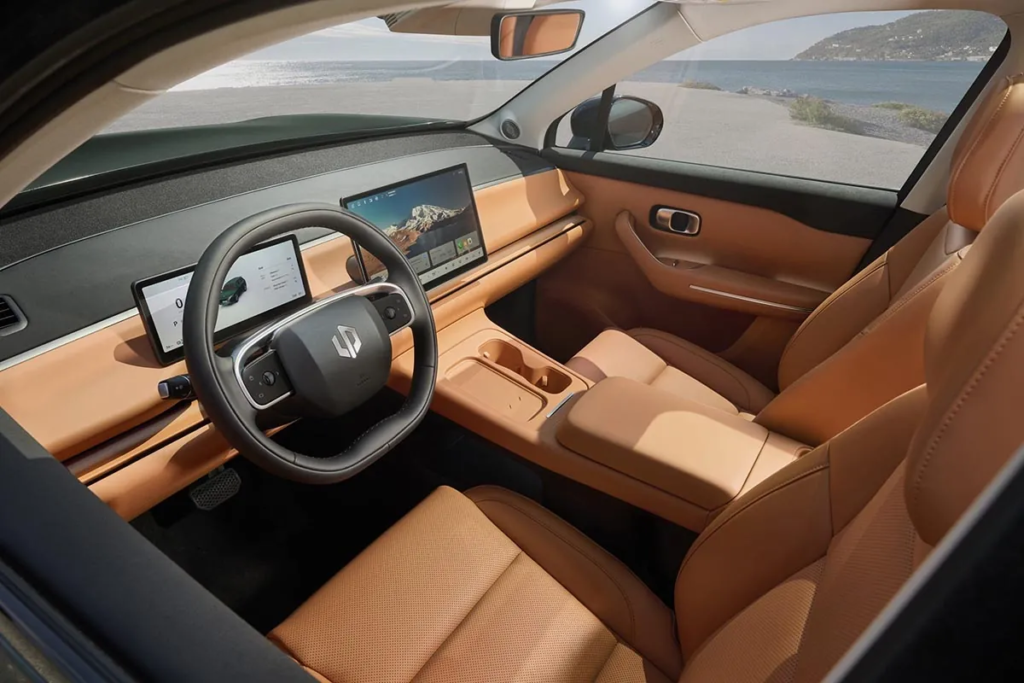 The C10's digital cockpit features a minimalist design, centered around a large touchscreen. The interior ambiance emphasizes simplicity and technology. © Leapmotor