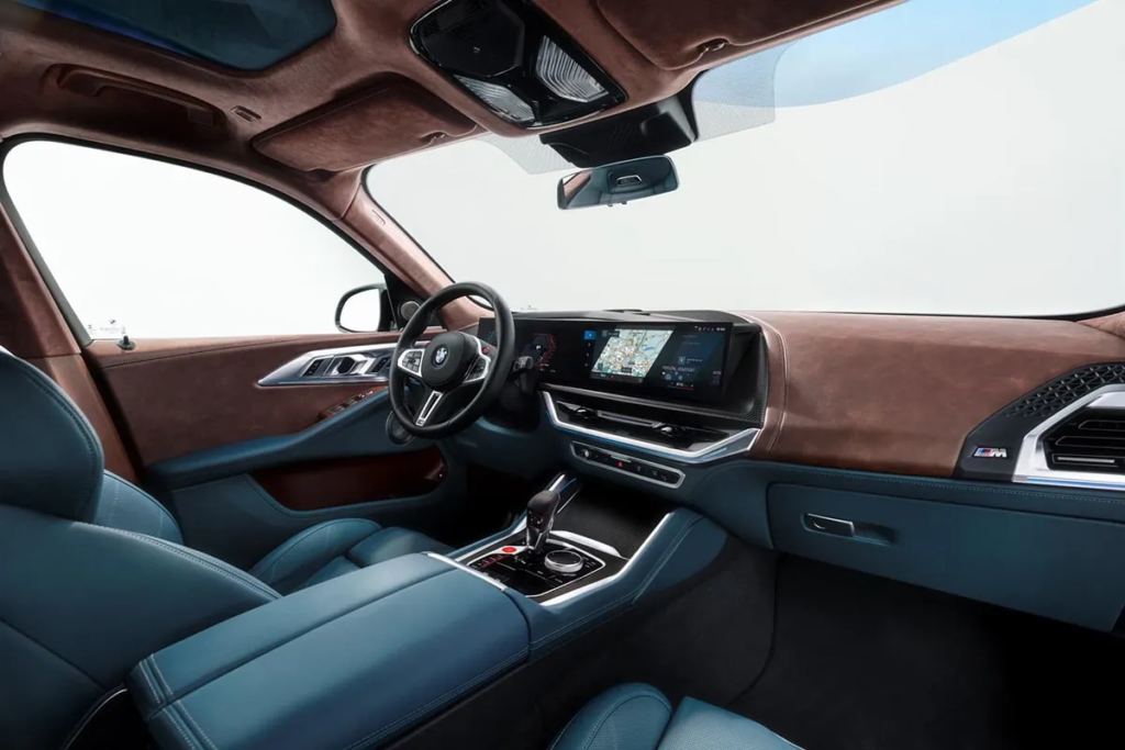 The BMW XM cockpit combines cutting-edge technology and luxurious materials, featuring a curved BMW Curved Display instrument cluster, extended leather upholstery, and M-specific inserts. © BMW
