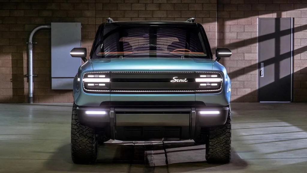 The front end features a closed grille, typical of electric models, framed by a distinctive lighting signature. This combination reinforces the model's personality while emphasizing the Audi identity. © Scout/Audi